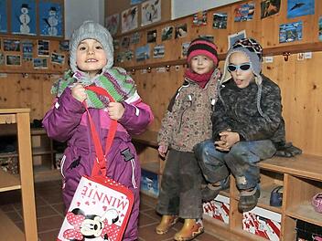 In der Kindertagesstätte stehen Baumaßnahmen an. Rund 300 000 Euro verschlingt der Umbau. Der Garderobenbereich, in dem (von links) Alina, Sophia und Jonas zu sehen sind, wird zum abgeschlossenen Elternzimmer umgebaut. Foto: Sonja Adam