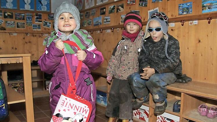 In der Kindertagesstätte stehen Baumaßnahmen an. Rund 300 000 Euro verschlingt der Umbau. Der Garderobenbereich, in dem (von links) Alina, Sophia und Jonas zu sehen sind, wird zum abgeschlossenen Elternzimmer umgebaut. Foto: Sonja Adam