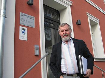 Bürgermeister Jürgen Schmitt beim Verlassen des Pettstadter Rathauses: Nach zwölf Amtsjahren übergibt der 64-Jährige die Führung der 2000-Einwohner-Gemeinde einem Jüngeren. Drei Gemeinderäte wollen ihn "beerben" Fotos: Werner Baier