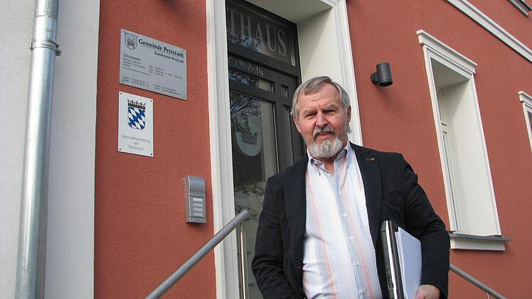 Bürgermeister Jürgen Schmitt beim Verlassen des Pettstadter Rathauses: Nach zwölf Amtsjahren übergibt der 64-Jährige die Führung der 2000-Einwohner-Gemeinde einem Jüngeren. Drei Gemeinderäte wollen ihn "beerben" Fotos: Werner Baier