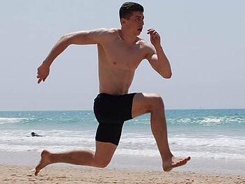 Hochspringer Sam Leiblein arbeitete am andalusischen Strand fleißig an seinem Anlauf.