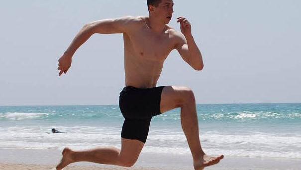 Hochspringer Sam Leiblein arbeitete am andalusischen Strand fleißig an seinem Anlauf.