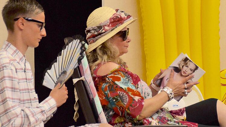 Heinz-Dieter Pingelich (Pascal Pfülb) verbringt den Spanienurlaub mit seiner Mutter (Anita Wehner). Kontakt mit Barmann Pedro (Thomas Kropp) und anderen Gästen, wie mit der Familie Meckerer (Margot Eckert, Frank und Eva Heckelmann), hat sie ihm verboten. Foto: Kathrin Kupka-Hahn