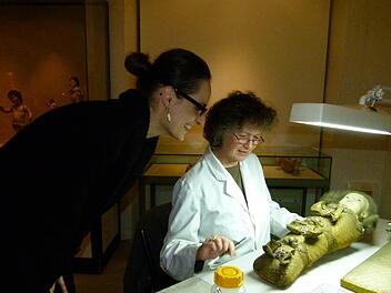 Textilrestauratorin Sibylle Ruß - hier mit Kuratorin Ludmila Kvapilová - wird am Freitag wieder eine Schaurestaurierung vornehmen. Foto: Marion Krüger-Hundrup