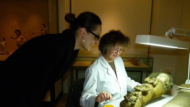 Textilrestauratorin Sibylle Ruß - hier mit Kuratorin Ludmila Kvapilová - wird am Freitag wieder eine Schaurestaurierung vornehmen. Foto: Marion Krüger-Hundrup