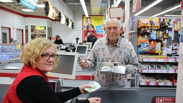 Schweren Herzens trennte sich Alfred Wahler an Marcelina Schulas Kasse von seinen alten D-Mark-M&uuml;nzen. Fotos: Ralf Ruppert