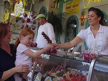 Die kleine Alexandra freut sich über "Hawaii-Früchte" von Julia Müller. Foto: Heike Schülein