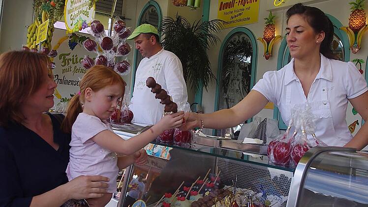 Die kleine Alexandra freut sich über "Hawaii-Früchte" von Julia Müller. Foto: Heike Schülein