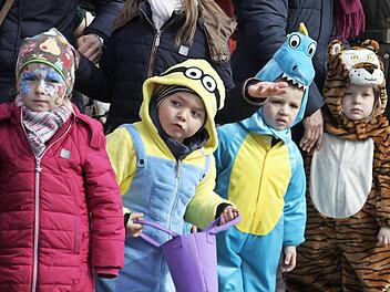 Die Kinder warten schon mit ihren offenen Taschen auf die Umzugs-Wagen.  Fotos: Sarah Stieranka