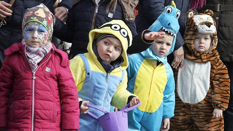 Die Kinder warten schon mit ihren offenen Taschen auf die Umzugs-Wagen.  Fotos: Sarah Stieranka