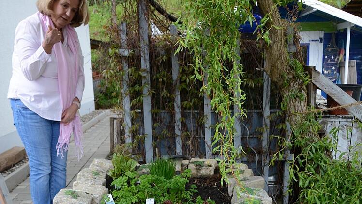 Kreativ im Garten: Rosemarie Hübner aus Katschenreuth verwirklicht in ihrer grünen Oase ihre Ideen und findet dabei Ruhe und Entspannung. Foto: Dagmar Besand