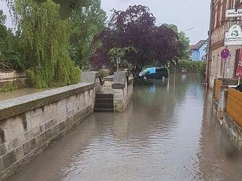 Die Alte Bamberger Straße war nur eine, die unter Wasser stand. Fotos: Feuerwehr Kronach