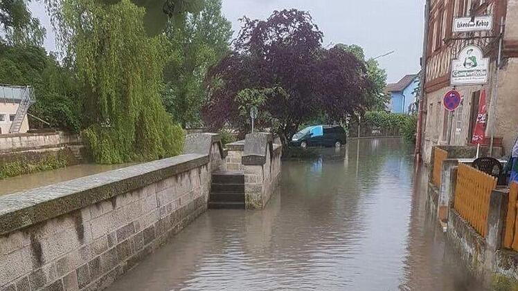 Die Alte Bamberger Straße war nur eine, die unter Wasser stand. Fotos: Feuerwehr Kronach