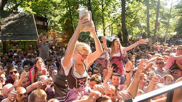 Die Ausnahmezeit ist vorbei: Am Montag endete die 262. Bergkirchweih in Erlangen. Zeit zur&uuml;ckzublicken und nochmals die besten Bilder zu genie&szlig;en. Foto: Thomas Langer/dpa