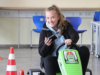Smartphone in der Hand und Fahrzeug lenken - die Schüler testeten auf dem Kettcar, wie problematisch das ist. Foto: Heike Beudert