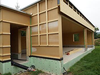Der Rohbau für den Sauna-Ruheraum steht. Foto: Arkadius Guzy