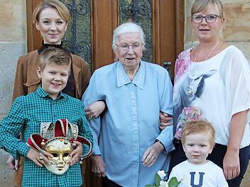 Marianne Herrmann mit ihren Enkeltöchtern Annekatrin und Christina und den Urenkeln Elias und Hannes. Die Maske erinnert sie immer noch an Venedig.  Foto: Katharina Müller-Sanke