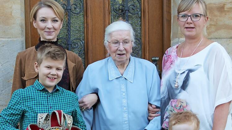 Marianne Herrmann mit ihren Enkeltöchtern Annekatrin und Christina und den Urenkeln Elias und Hannes. Die Maske erinnert sie immer noch an Venedig.  Foto: Katharina Müller-Sanke
