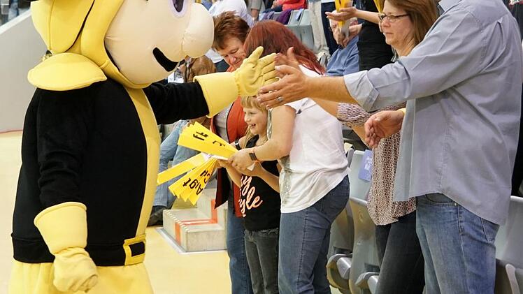 HSC-Maskottchen "Vestus" vergeht die gute Laune nie und sorgte am Samstag wieder für gute Stimmung in der HUK-Arena.