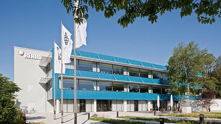 Der Polymerverarbeiter Rehau wurde im gleichnamigen Ort gegründet. Mittlerweile liegt der Firmensitz in der Schweiz. Foto: Rehau