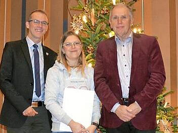 Katharina Raithel mit Bürgermeister Wolfgang Desel und Vereinsvorsitzendem Richard Rödel.  Foto: Andrea Spörlein