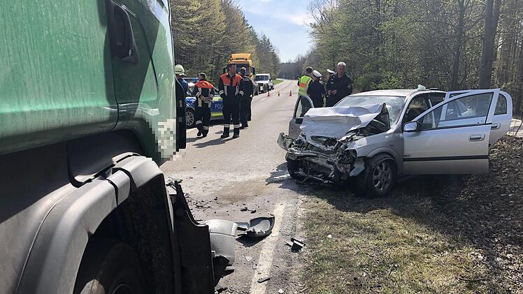 Bei einem Unfall auf der B8 im Nürnberger Land ist ein 80 Jahre alter Autofahrer ums Leben gekommen. Foto: NEWS5 / Schmelzer