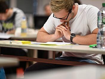 In der Region regt sich Widerstand gegen das diesjährige Matheabitur. Foto: Felix Kästle/dpa