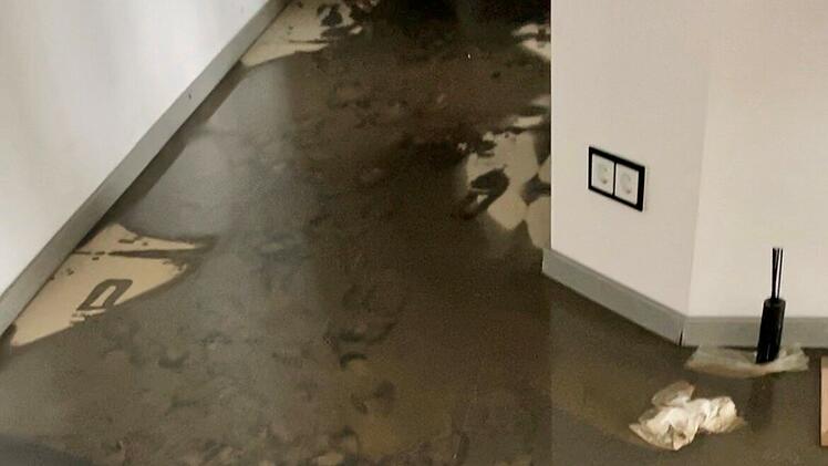 Köditz: Familienunternehmen geflutet - Chef rettet Einrichtung in Unterhose