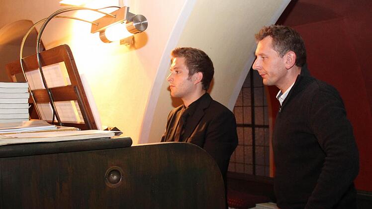 Christian Bischof lässt sich auf die Kirchenorgel ein, rechts Reinhard Hecht. Man sieht ihm die Enttäuschung noch an.