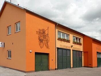 In leuchtendem Orange: Das Haus der Dorfgemeinschaft wurde mehr als zwei Jahre lang renoviert. Fotos: Björn Hein