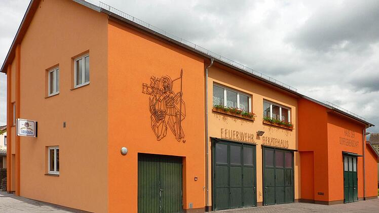 In leuchtendem Orange: Das Haus der Dorfgemeinschaft wurde mehr als zwei Jahre lang renoviert. Fotos: Björn Hein