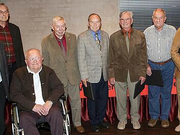 Sie gehören seit 60 Jahren zur IG Metall: Matthias Gebhardt (Bevollmächtigter), Kaiser Heinrich, Kohler Alois, Bauer Adolf, Hubrich Horst, Schott Heinz, Barth Edgar und Saffra Josef. Sie erhielten Urkunden und Geschenke.
