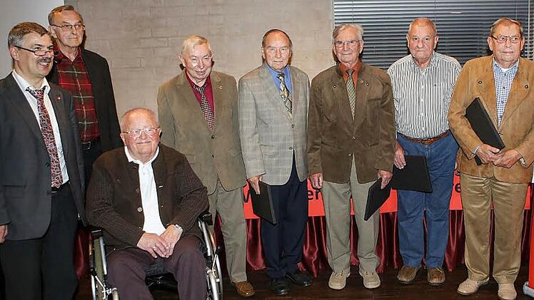 Sie gehören seit 60 Jahren zur IG Metall: Matthias Gebhardt (Bevollmächtigter), Kaiser Heinrich, Kohler Alois, Bauer Adolf, Hubrich Horst, Schott Heinz, Barth Edgar und Saffra Josef. Sie erhielten Urkunden und Geschenke.
