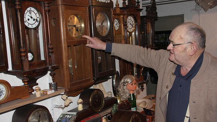Richard Ebert zeigt einige seiner Wanduhren