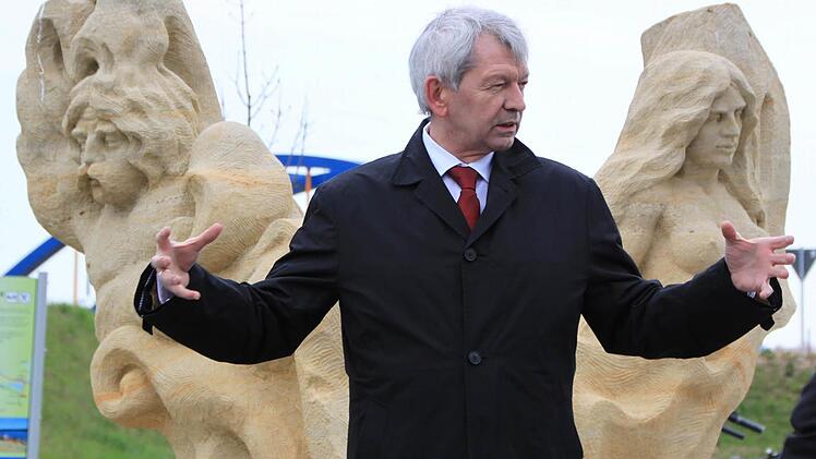 Stillleben mit Landrat: Hans Kalb beschreibt, wie es dazu gekommen ist, einen Auenweg am Main entlang zu schaffen. Foto: Matthias Einwag