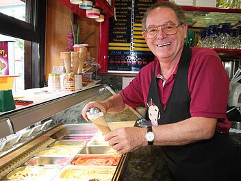 Benjamino de Pellegrin ist schon seit 1960 in Kulmbach, und der Sommer 2015 war für ihn der schönste aller Zeiten. Aber die verschärften Dokumentierungszwänge machen dem Eisdielenbesitzer zu schaffen. Fotos: Sonja Adam