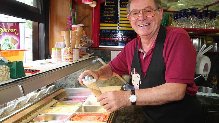 Benjamino de Pellegrin ist schon seit 1960 in Kulmbach, und der Sommer 2015 war für ihn der schönste aller Zeiten. Aber die verschärften Dokumentierungszwänge machen dem Eisdielenbesitzer zu schaffen. Fotos: Sonja Adam