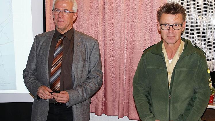 Bürgermeister Günther Werner (links) hatte auch den Polizeihauptkommissar Stefan Scherrer (rechts) zur Bürgerversammlung in Prappach eingeladen.