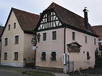 Große Probleme mit Leerständen hat Wonfurt noch nicht. Doch das ehemalige Schoppnhäusla in Wonfurt (rechts) und das Haus daneben stehen seit Jahren leer. Sie könnten künftig bei der geplanten landkreisweiten Grundstücks- und Immobilienbörse zur Vermarktung von Baugrundstücken und bestehenden Gebäuden zum Verkauf angeboten werden. Fotos: Ulrike Langer