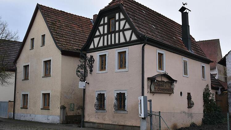 Große Probleme mit Leerständen hat Wonfurt noch nicht. Doch das ehemalige Schoppnhäusla in Wonfurt (rechts) und das Haus daneben stehen seit Jahren leer. Sie könnten künftig bei der geplanten landkreisweiten Grundstücks- und Immobilienbörse zur Vermarktung von Baugrundstücken und bestehenden Gebäuden zum Verkauf angeboten werden. Fotos: Ulrike Langer