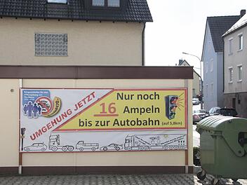 In Reuth kommt man kaum an den Schildern für die Ortsumgehung vorbei.  Fotos: Jennifer Hauser
