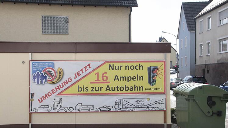 In Reuth kommt man kaum an den Schildern für die Ortsumgehung vorbei.  Fotos: Jennifer Hauser