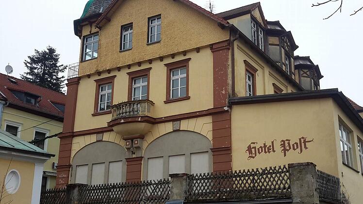 Aus dem Ensemble des historischen Gebäudes "Hotel Post" sollten Wohnungen, Praxen und Geschäfte werden. Ob das Objekt noch zum Leben erweckt wird und wann, ist momentan offenbar unklar. Foto: Rolf Pralle/Archiv