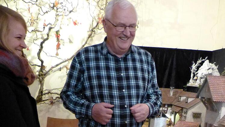 Reinhold Ott miteiner  Besucherin, die den Aufbau begutachtet. Foto: Manfred Franze