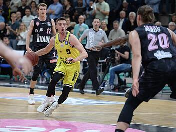 Der aussortierte Spielmacher David Stockton durfte gegen Würzburg wieder ran und war keineswegs der Schlechteste.  Foto: Peter Mularczyk
