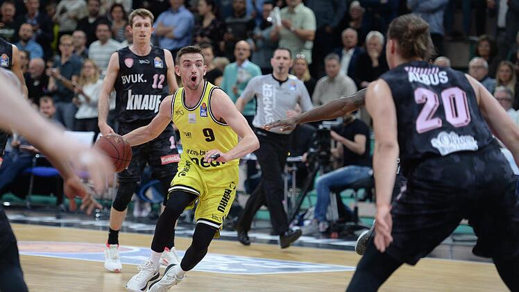 Der aussortierte Spielmacher David Stockton durfte gegen Würzburg wieder ran und war keineswegs der Schlechteste.  Foto: Peter Mularczyk