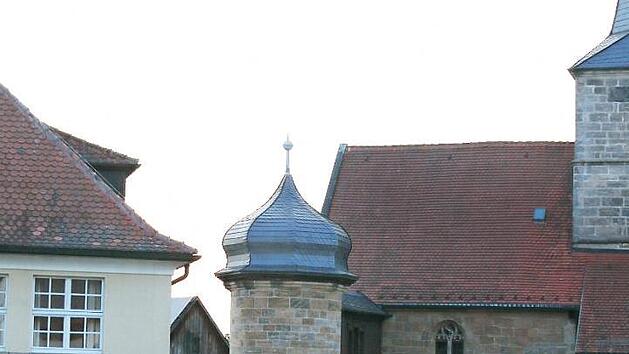 R&uuml;cksichtslos zugeparkt ist h&auml;ufig die Stra&szlig;e Oberdorf in Veitlahm - insbesondere bei Veranstaltungen und Treffen im Jugend- und Gemeindehaus (links im Bild). Fotos: Klaus Klaschka