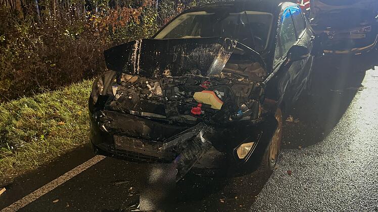 Mehrfacher Auffahrunfall auf B8: Mann im Fahrzeug eingeklemmt - Mutter mit Kind unter den Verletzten