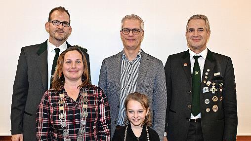 Die Ehrung (vorne v. l.) : Stadt-Vizekönigin Judith Hain-Brönner (in Vertretung des verhinderten Thomas Ritzer) und Jugend-Königin Svenja Schürr; (hinten v. l.) Vorsitzender Christian Seese, OB Uwe Kirschstein und Schützenmeister Bernhard Wagner.