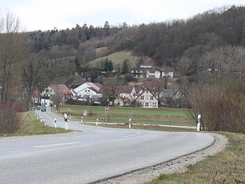 Die Straße von Wiesen nach Unterzettlitz wird regelmäßig vom Main überflutet. Foto: Archiv